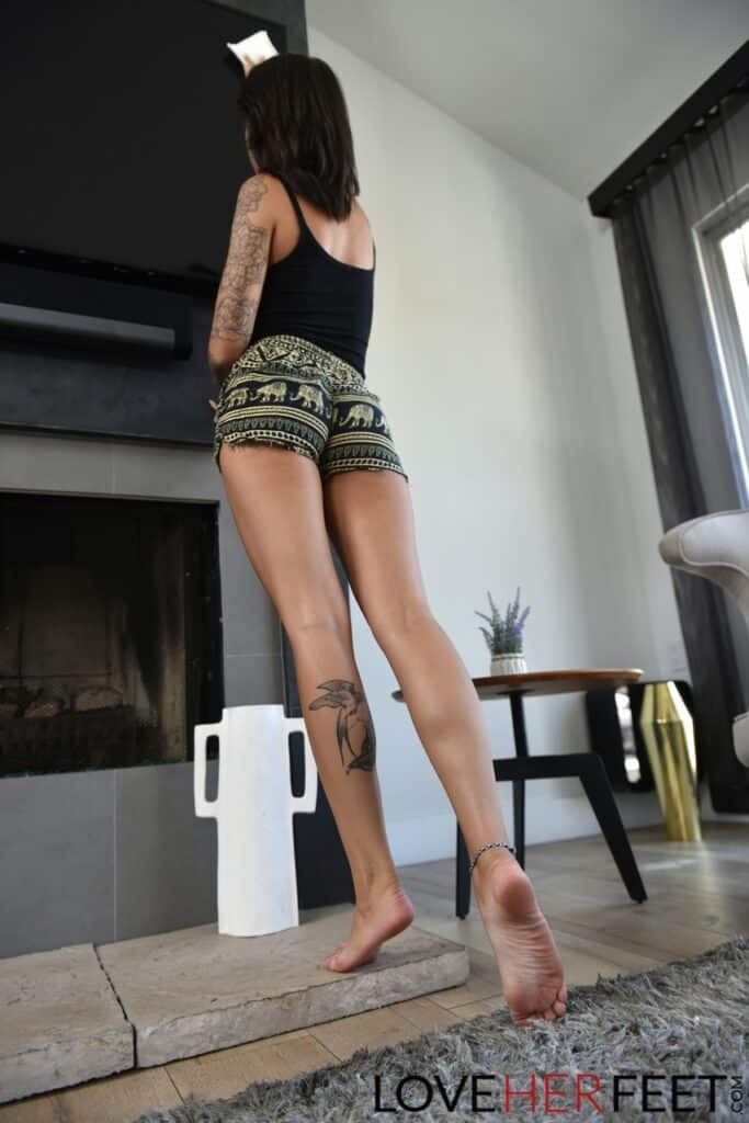 Hot Latina with tattoos and a stunning body gives a lucky guy a footjob